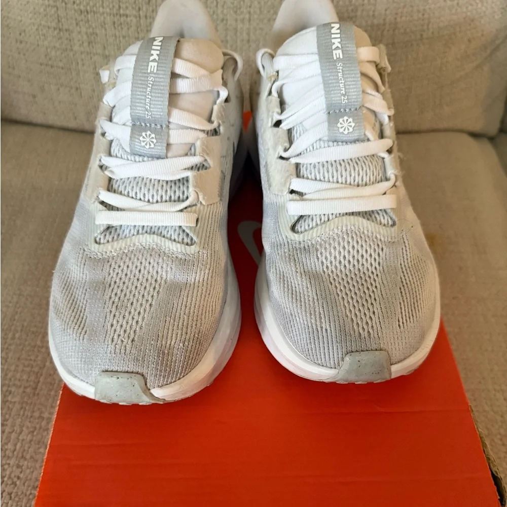 Nike Cream and White Running Shoes - Picture 3 of 11